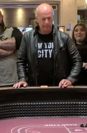 بروس ويليس يقامر في الكازينو